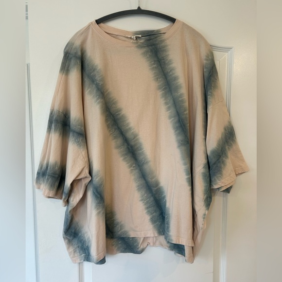 EUC Easel Tie-Dye Pattern Short Sleeve Top - Picture 2 of 5